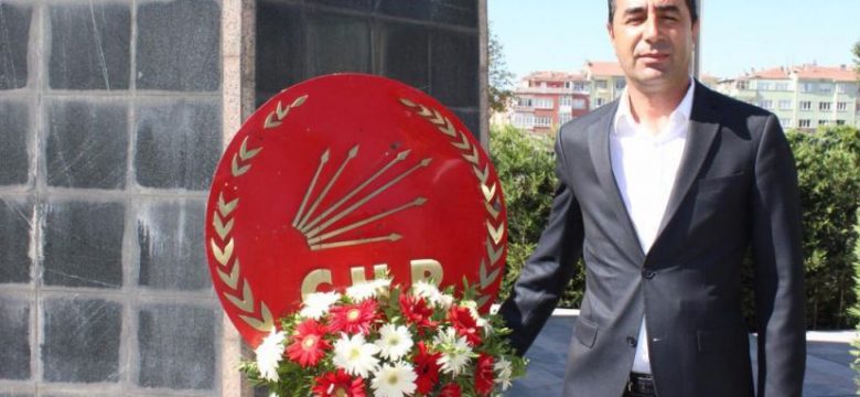 CHP Niğde il başkanı Erhan Adem, tarlada patates üreticisinin sorunlarını dile getirdi