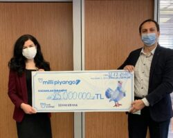 Milli Piyango özel yılbaşı çekilişi’nde 25 milyon TL  ikramiye kazanan talihli çekini teslim aldı