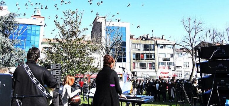 8 Mart Dünya Kadınlar Günü’nü “Sıfır Noktasındaki Kadın’ oyununu izleyerek kutladı.