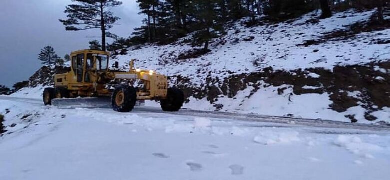 Alanya’da karla kapanan yollar açılıyor