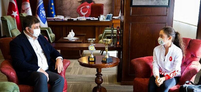 Karşıyakalı milli tenisçi Başkan Tugay’ı ziyaret etti
