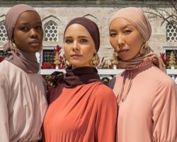 Modest modanın başkenti İstanbul’da online Modanisa rüzgârı “Moda Şimdi!” e-defilesi 140 ülkeden 200 bini aşkın izleyiciye canlı yayında İstanbul ve moda şöleni yaşattı!