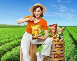 Demet Evgar Yeni Reklam Kampanyasında “Bizim Patates, Bizim Lay’s” Diyor