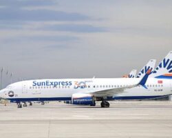 SunExpress, tam kapanma sürecinde yolcularının yanında