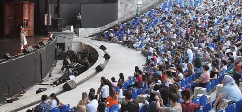 Açık hava yaz oyunları Pollyanna ile başladı