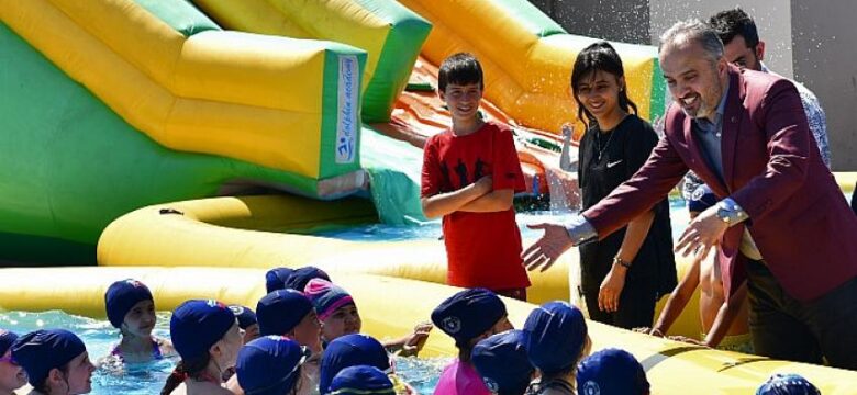 Bursa Büyükşehir Belediyesi okul bahçelerine portatif dev yüzme havuzları kurdu