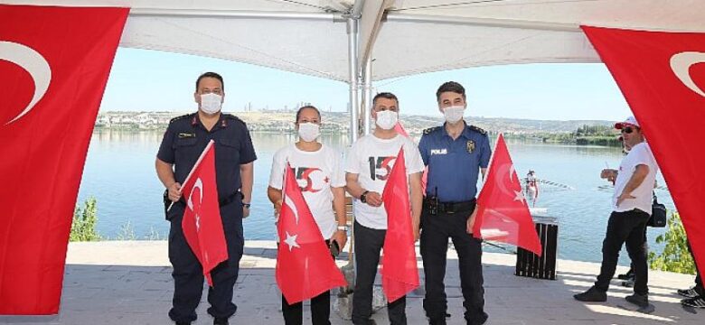 Kano ve yelken grubu Mogan Gölü’nde 15 Temmuz şehitlerini selamladı