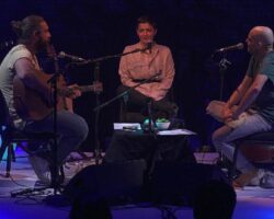 “Büyük Ev Ablukada” akustik performansları ile ENKA Açıkhava Tiyatrosu’nda