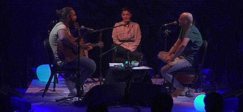 “Büyük Ev Ablukada” akustik performansları ile ENKA Açıkhava Tiyatrosu’nda