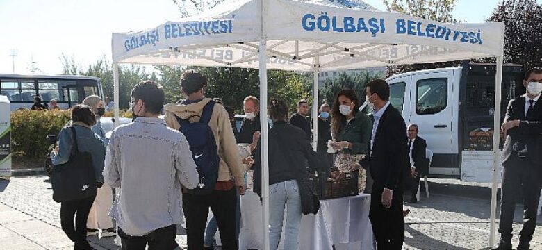 Gölbaşı Belediye Başkanı Ramazan Şimşek’ten Gençlere Çay ve Poğaça İkramı