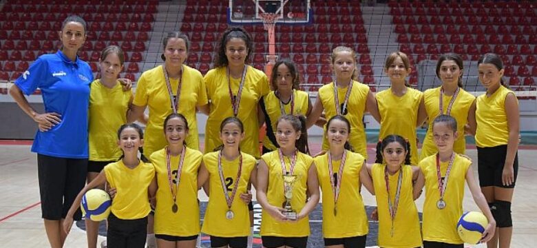 Mini Voleybolcular Aliağa’ya Kupayla Döndü