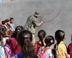 Suriye’de Savaşın Bıraktığı Yetim Çocuklar ile Resimler yaptı