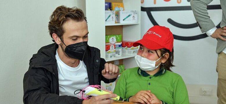 Aras Bulut İynemli, “Yarını Kodlayanlar” için Kocaeli’de çocuklarla buluştu