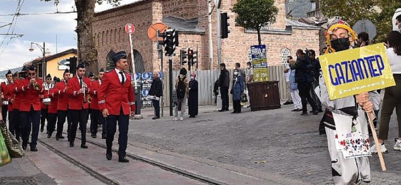 Bursa Uluslararası Bandolar Festivali Çok Sesli Kortejle başladı