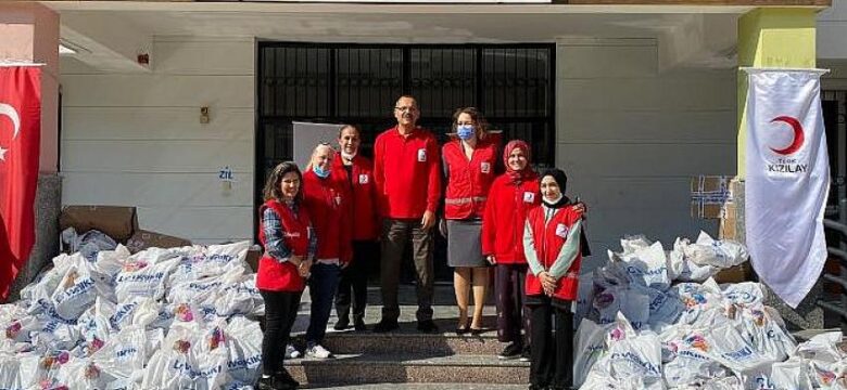 Torbalı’da binlerce öğrenciye kıyafet ve ayakkabı desteği