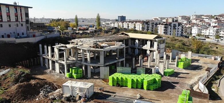 Gebze Beyaz Kalpler Merkezi inşası betonarme ve çatı işleri ile devam ediyor