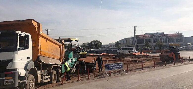 İzmit Hayrettin Uzun Caddesi’nde kavşak yapılarak yol genişletiliyor