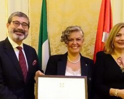 Sabancı Üniversitesi Öğretim Üyesi Prof. Dr. Ayşe Betül Çelik’e İtalya Liyakat Nişanı verildi