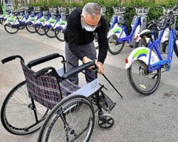 Tekerlekli sandalyeler artık bisiklet yollarında
