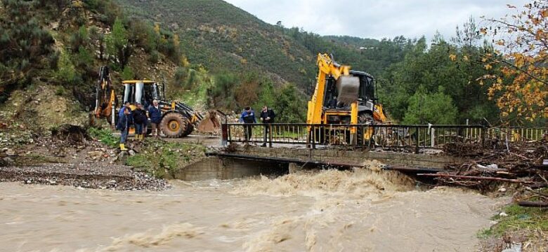 Büyükşehir ekipleri Kumluca’da görev başında