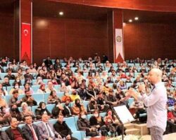 Harran Üniversitesi Öğrencileri Kahraman Tazeoğlu İle Söyleşide Buluştu