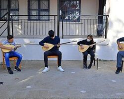 Köy çocukları müzikle hayallerine kavuştu