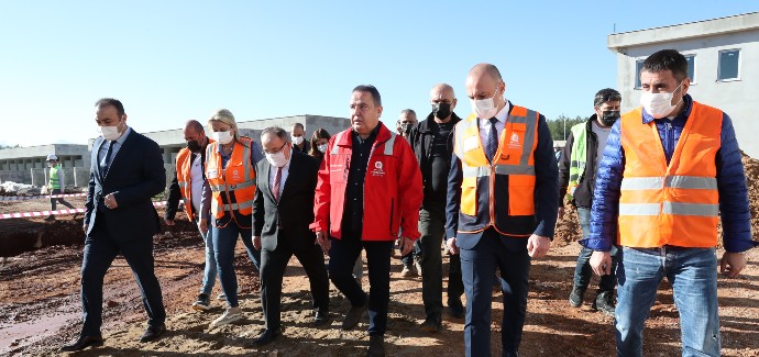 Başkan Böcek Sokak Hayvanları Bakım Evi’ni gezdi