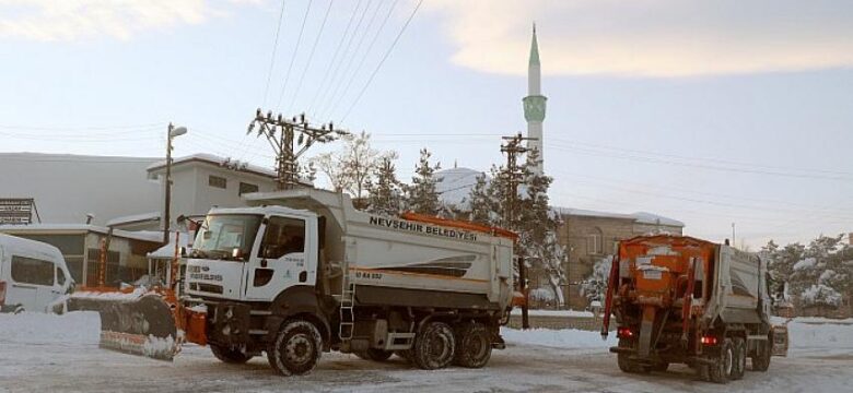 Belediye ekipleri sanayi bölgesini temizliyor