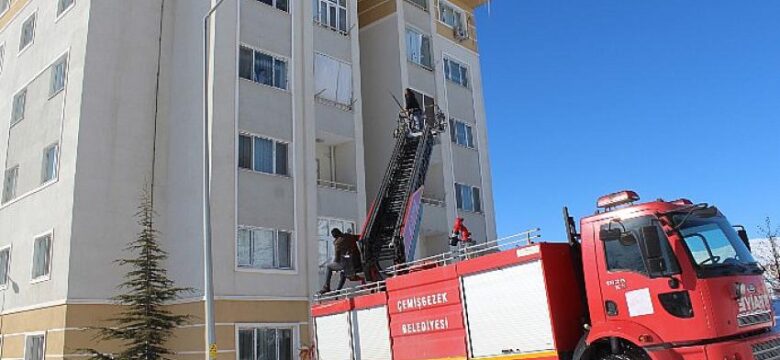 Belediye Ekiplerimiz Tarafından Buz Sarkıtları Çalışması