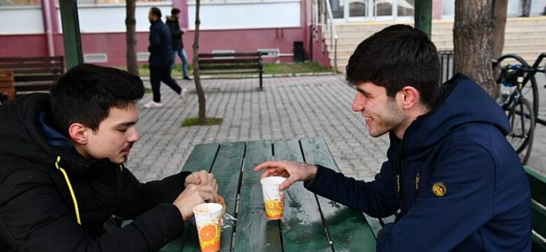 Çiğli Belediyesi’nden Üniversitelilere Sıcak Çorba İkramı