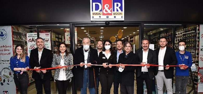 D&R Urla mağazası Prof. Dr. İlber Ortaylı ile kapılarını açtı