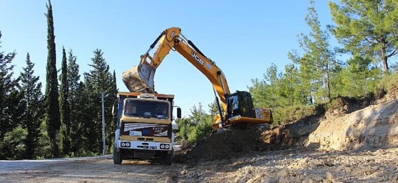 Manavgat’ta Aksaz yolu genişletiliyor