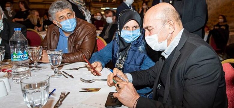 Soyer İzmir depreminde hayatını kaybedenlerin yakınlarıyla buluştu