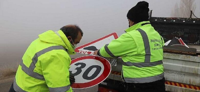 Trafik levhaları yenileniyor