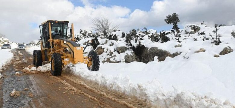 Yenişehir Belediyesinden kar temizleme ve yol açma çalışması