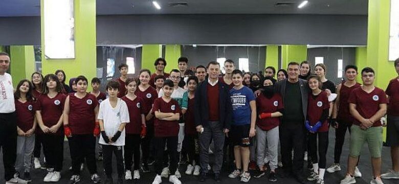 Başkan Çetin, Kick Boks Kursunda Gençlerle Bir Araya Geldi