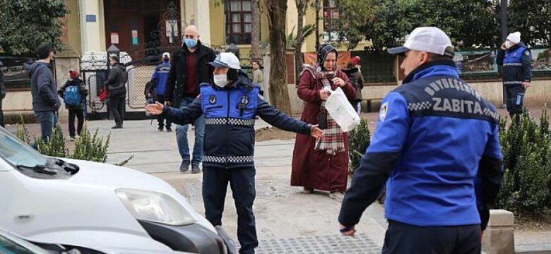 Büyükşehir okul yolunda güler yüz ve sevgiyle görev başında