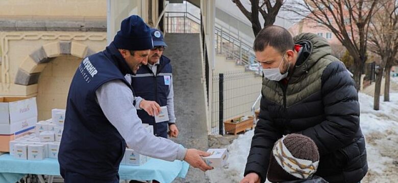 Nevşehir Belediyesi’nden Vatandaşlara Kandil Simidi İkramı