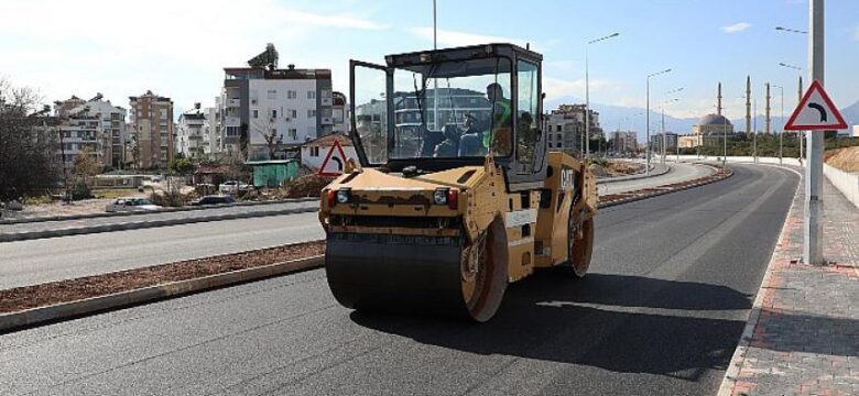 Sıcak asfaltı tamamlanan Üniversite Caddesi yakında hizmette