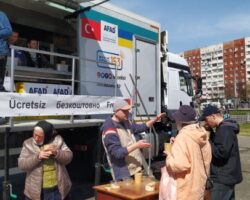 Büyükşehir’in TIR’ı Ukrayna’da yemek dağıtımına devam ediyor