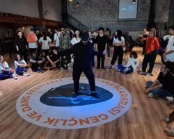 İzmir Uluslararası Gençlik ve Dans Festivali renkli görüntülere sahne oldu
