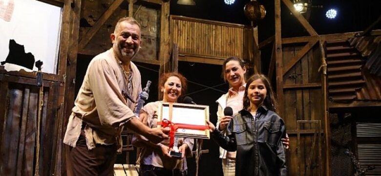 Pamucak Sahili’nde İlk Tiyatro Oyunu:  “Bir Baba Hamlet”