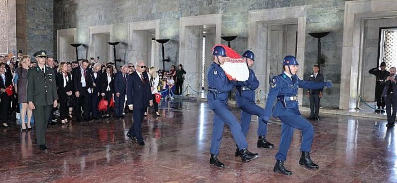 Türk Eğitim Vakfı 55. yılında Anıtkabir’de Ata’nın huzuruna çıktı