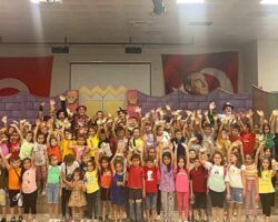 Uygur Çocuk Tiyatrosu Kınık’ta Sahne Aldı