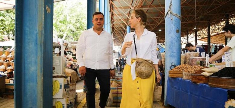 Başkan Aydın eşiyle birlikte pazar alışverişi yaptı