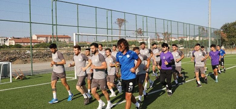 Burhaniye Belediyespor Futbol takımı yeni sezon için top başı yaptı .