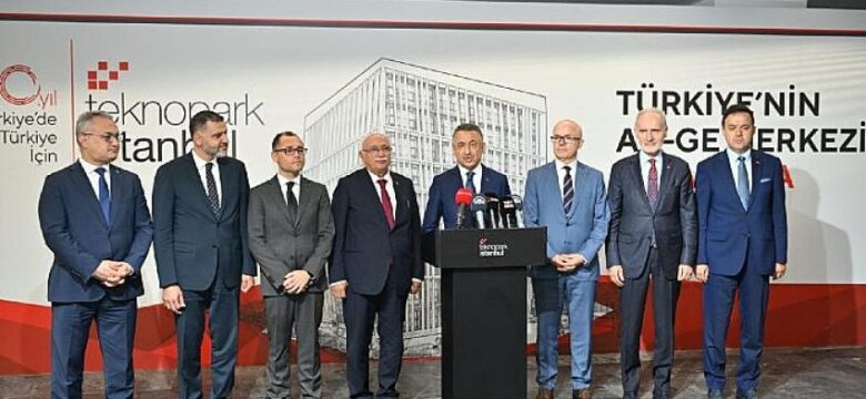 Cumhurbaşkanı Yardımcısı Fuat Oktay Teknopark İstanbul’da incelemelerde bulundu