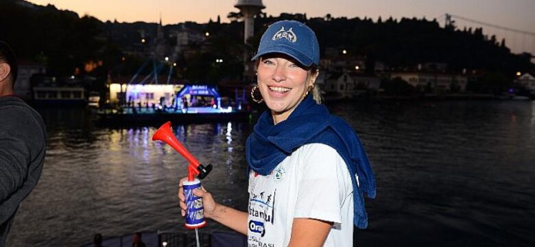 Burcu Esmersoy, Triatlon Şampiyonlarına Ödüllerini Verdi