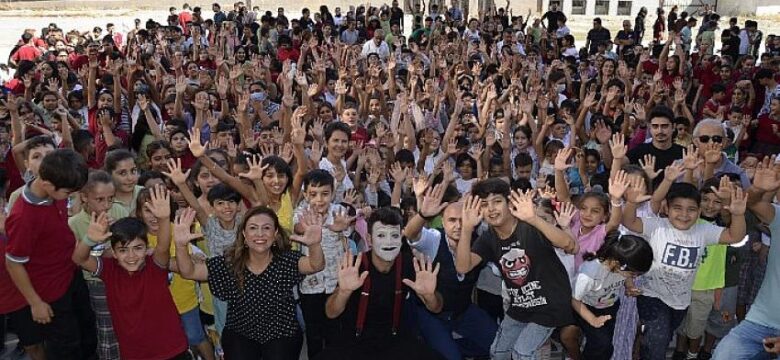 İzmir’de “Pandomim Çocuk Oyunu” Gösterisi Gerçekleştirildi