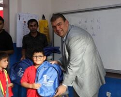 Seferihisar Belediyesi’nden çocuklara kırtasiye desteği
